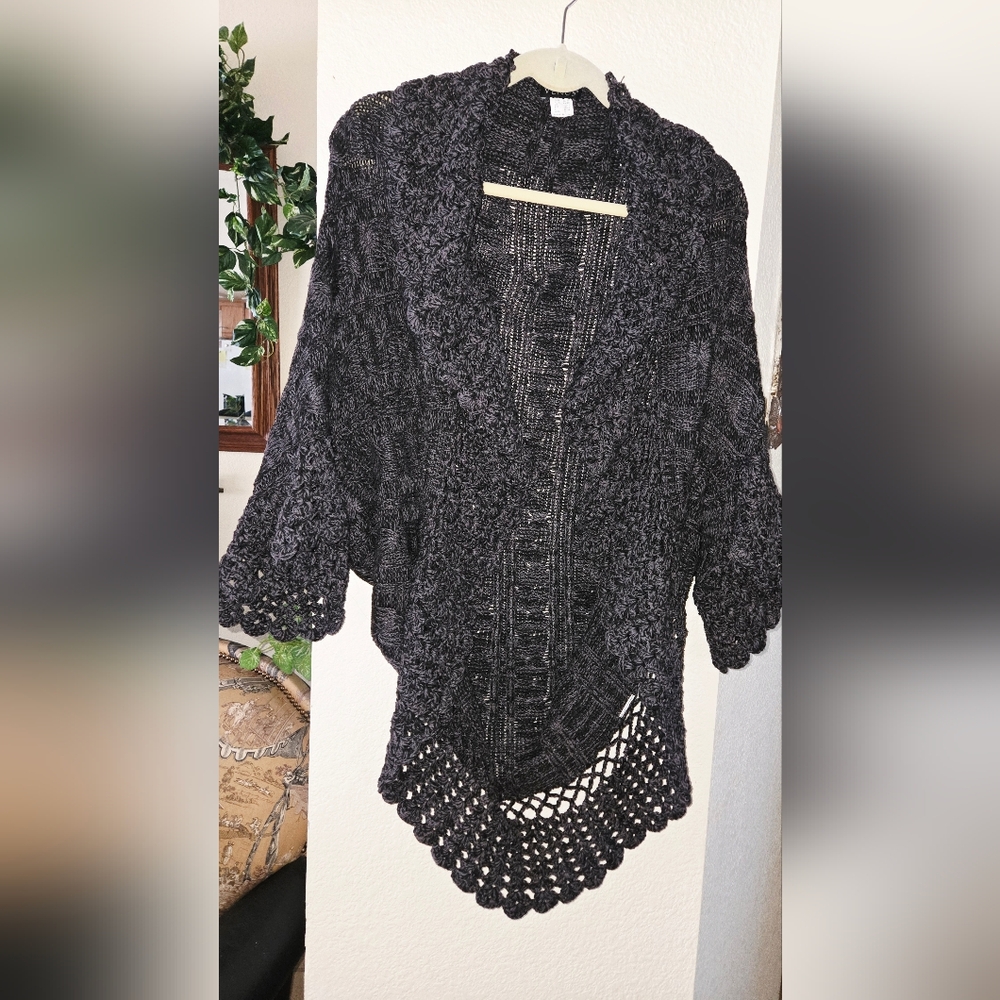 Beautiful Wrap, Scalloped Edges, Rounded Bottom. Sz S.